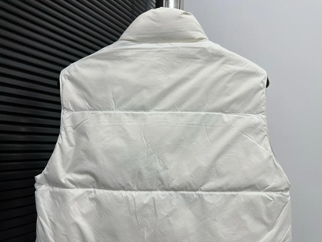 P480 [Canadagoose] Canada Goose White Label Glacier Down Vest Canada Goose's new "Northern Lights Series" down vest Canada Goose's new "Northern Lights" Northern Lights White Label down vest is now available! The light and layered colors give people the feeling of being trapped in the mist around icebergs and glaciers. It can be said to be very dreamy! Original YKK zipper, Size:XS-XXL